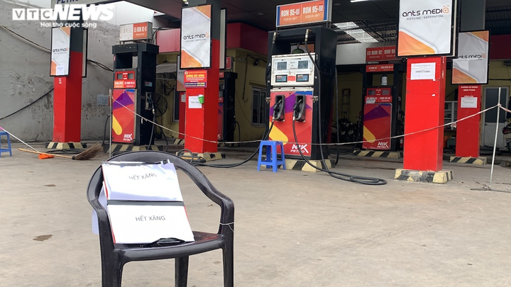 Dân xách thùng, can đi mua trước giờ xăng tăng giá, nhiều nơi báo hết hàng - 13