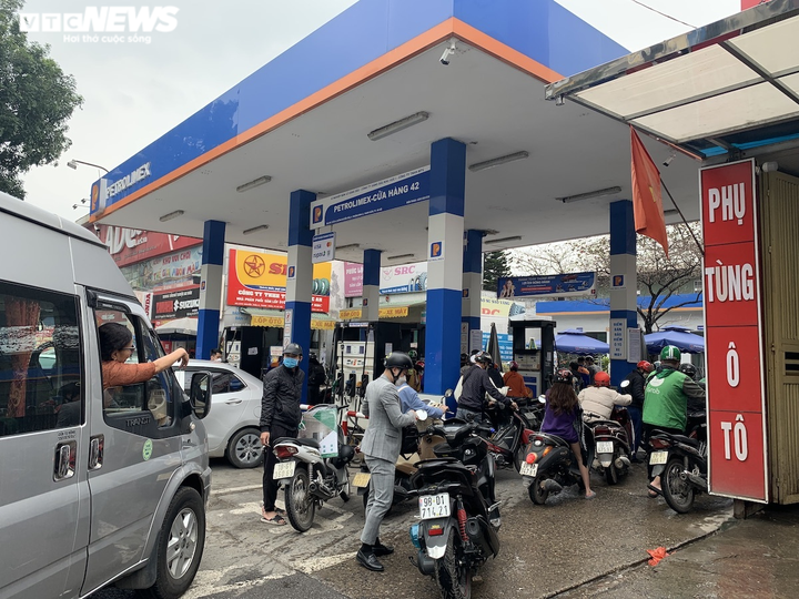 Dân xách thùng, can đi mua trước giờ xăng tăng giá, nhiều nơi báo hết hàng - 16