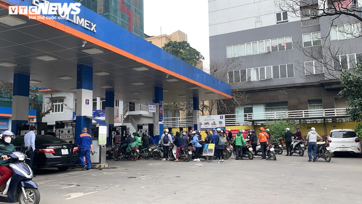 Dân xách thùng, can đi mua trước giờ xăng tăng giá, nhiều nơi báo hết hàng - 15