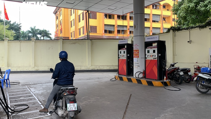 Dân xách thùng, can đi mua trước giờ xăng tăng giá, nhiều nơi báo hết hàng - 11
