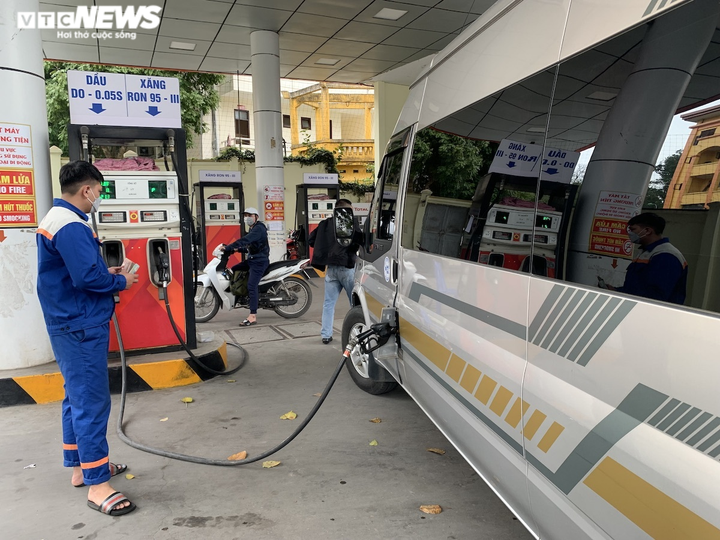 Dân xách thùng, can đi mua trước giờ xăng tăng giá, nhiều nơi báo hết hàng - 12