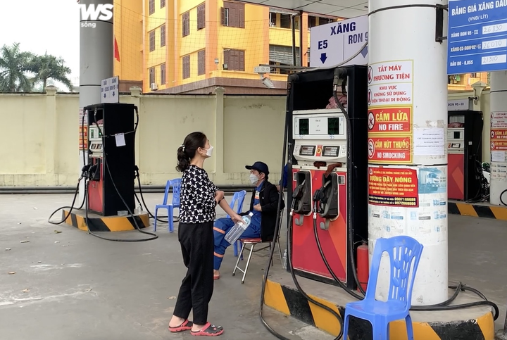 Dân xách thùng, can đi mua trước giờ xăng tăng giá, nhiều nơi báo hết hàng - 10