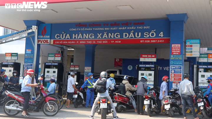 Dân xách thùng, can đi mua trước giờ xăng tăng giá, nhiều nơi báo hết hàng - 4