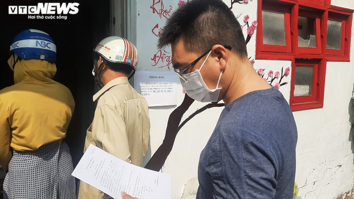 TP.HCM: Người dân chen chúc chờ xác nhận khỏi bệnh, trạm y tế vùng ven quá tải - 2