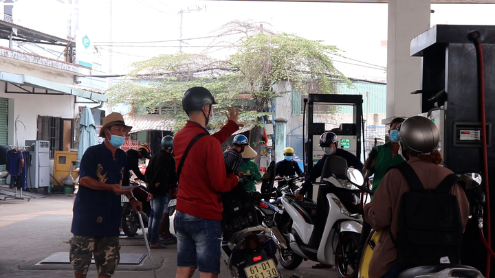 Dân xách thùng, can đi mua trước giờ xăng tăng giá, nhiều nơi báo hết hàng - 3