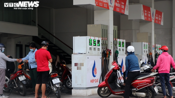 Dân xách thùng, can đi mua trước giờ xăng tăng giá, nhiều nơi báo hết hàng - 2