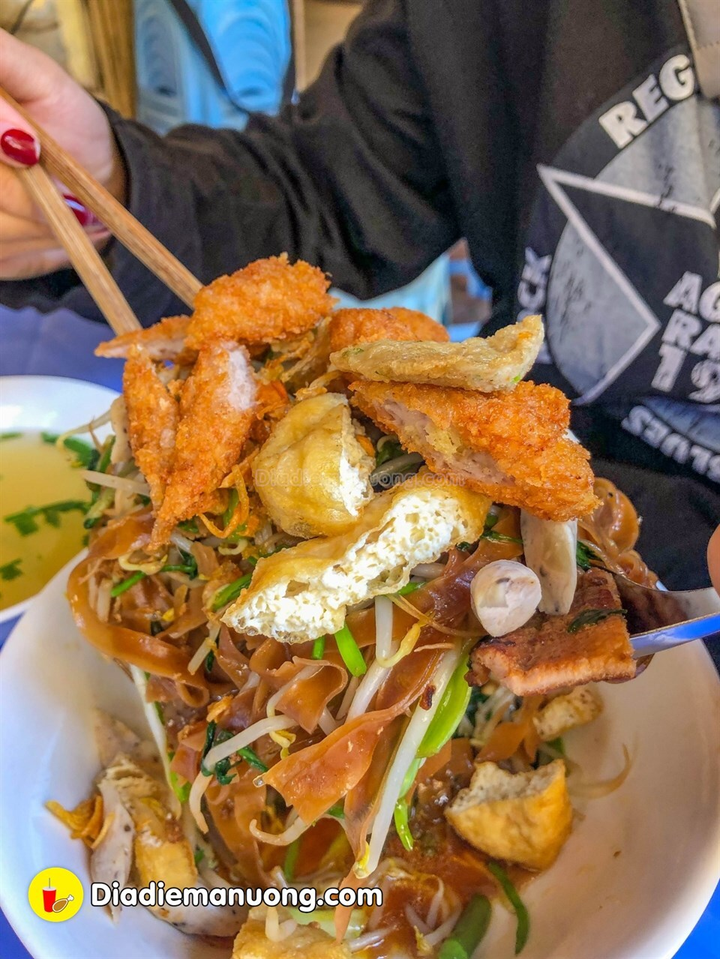 Vẫn là bánh đa cua Hải Phòng nhưng ăn kèm với nem chua rán, bạn thử chưa? - 4