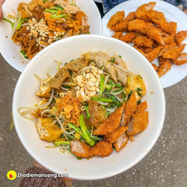 Vẫn là bánh đa cua Hải Phòng nhưng ăn kèm với nem chua rán, bạn thử chưa? - 2