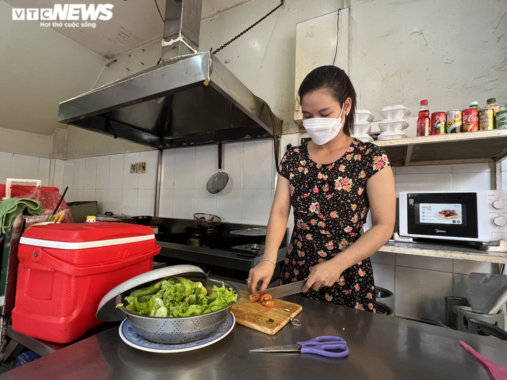 TP.HCM: Giá xăng, gas tăng chóng mặt, nhiều chủ quán ăn uống 'rớt nước mắt' - 2