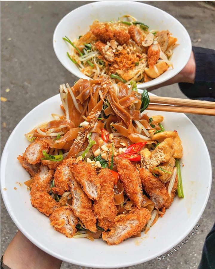 Vẫn là bánh đa cua Hải Phòng nhưng ăn kèm với nem chua rán, bạn thử chưa? - 3