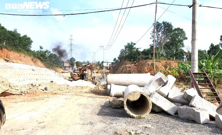 Ảnh: Hơn 200 tỷ đồng làm 10km đường 3 năm chưa xong - 2