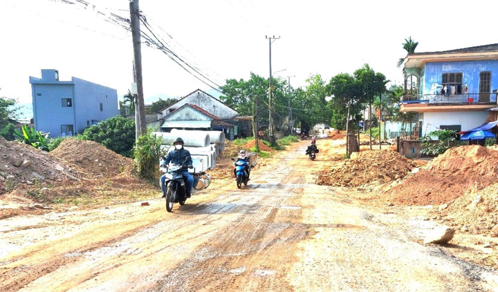 Ảnh: Hơn 200 tỷ đồng làm 10km đường 3 năm chưa xong - 6