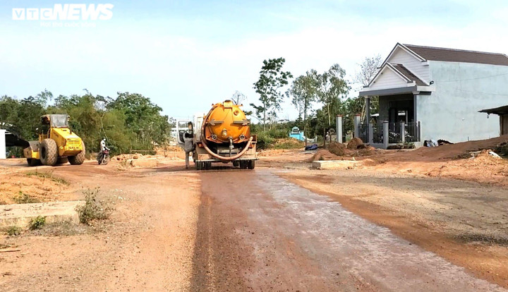 Ảnh: Hơn 200 tỷ đồng làm 10km đường 3 năm chưa xong - 4