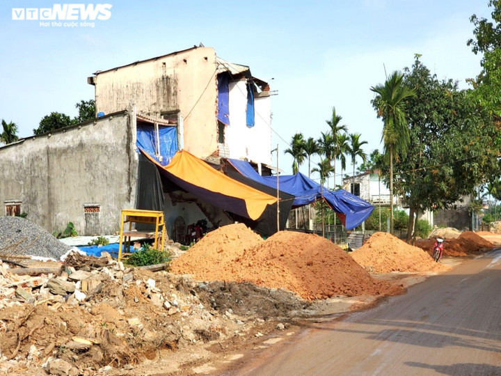 Ảnh: Hơn 200 tỷ đồng làm 10km đường 3 năm chưa xong - 3