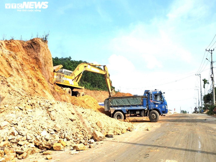 Ảnh: Hơn 200 tỷ đồng làm 10km đường 3 năm chưa xong - 9