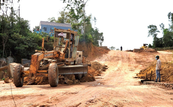 Ảnh: Hơn 200 tỷ đồng làm 10km đường 3 năm chưa xong - 5