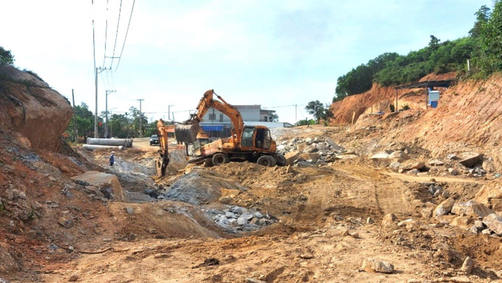 Ảnh: Hơn 200 tỷ đồng làm 10km đường 3 năm chưa xong - 8