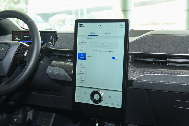 Chi tiết SUV điện Ford Mustang Mach E đầu tiên tại Việt Nam - 10