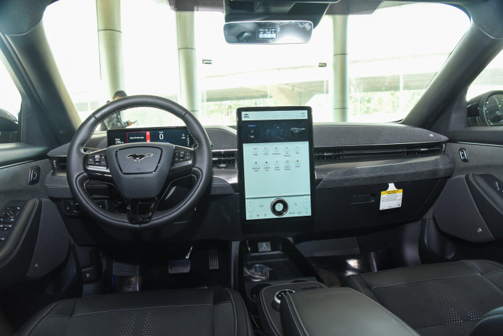 Chi tiết SUV điện Ford Mustang Mach E đầu tiên tại Việt Nam - 7