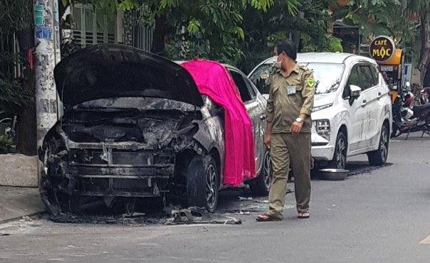 Truy tìm kẻ phóng hỏa đốt 3 ô tô lúc rạng sáng ở TP.HCM - 1