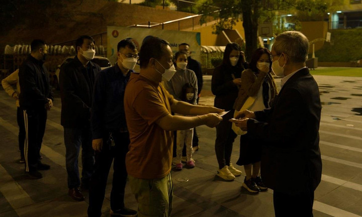 Hà Nội: Xếp hàng từ nửa đêm để mua hồ sơ vào lớp 1 - 2