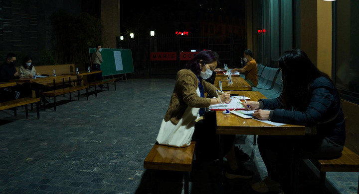 Hà Nội: Xếp hàng từ nửa đêm để mua hồ sơ vào lớp 1 - 6