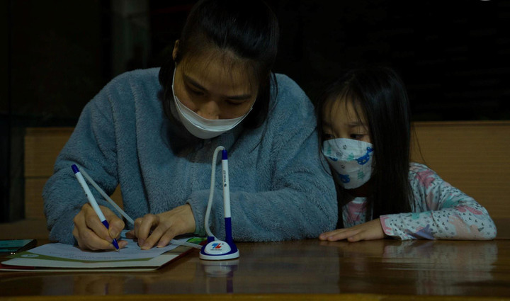 Hà Nội: Xếp hàng từ nửa đêm để mua hồ sơ vào lớp 1 - 11