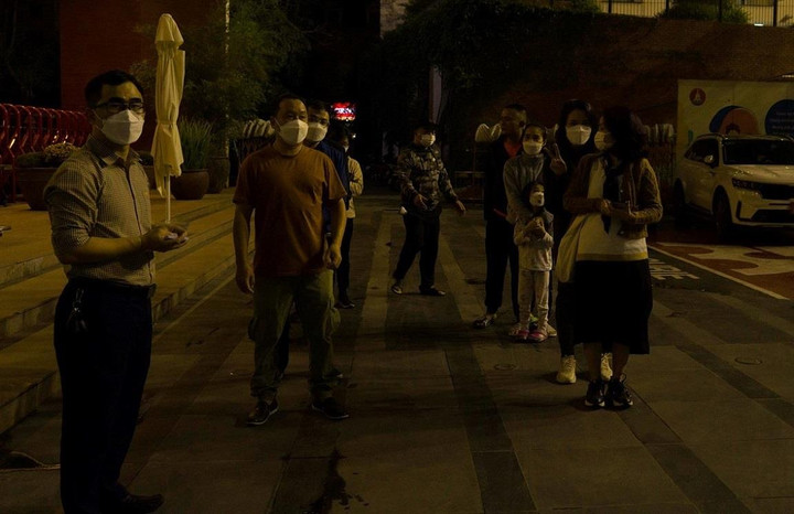 Hà Nội: Xếp hàng từ nửa đêm để mua hồ sơ vào lớp 1 - 1