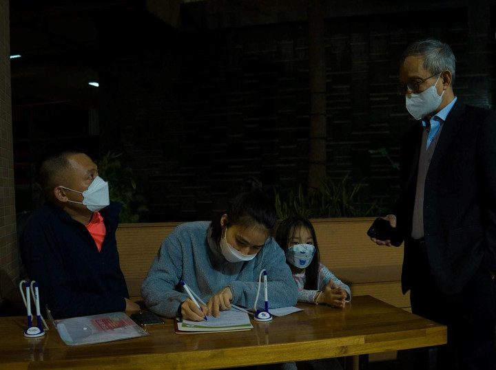 Hà Nội: Xếp hàng từ nửa đêm để mua hồ sơ vào lớp 1 - 10