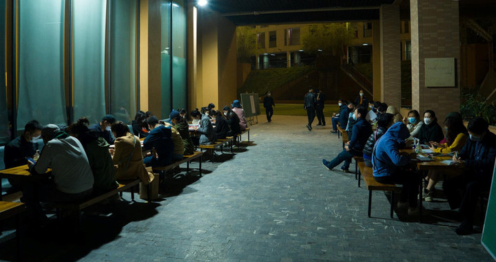 Hà Nội: Xếp hàng từ nửa đêm để mua hồ sơ vào lớp 1 - 13