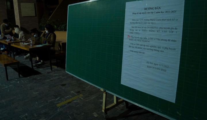 Hà Nội: Xếp hàng từ nửa đêm để mua hồ sơ vào lớp 1 - 7