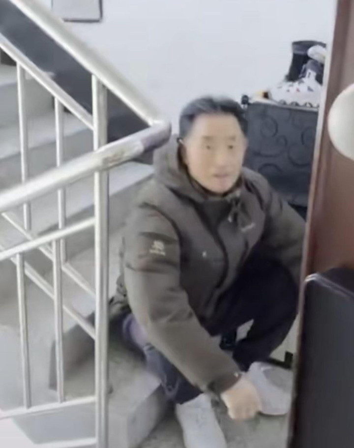 Bố chồng tiếp tế đồ cho con dâu, ngồi đợi 3 tiếng không dám vô vì lý do xúc động - 2