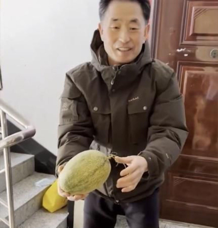 Bố chồng tiếp tế đồ cho con dâu, ngồi đợi 3 tiếng không dám vô vì lý do xúc động - 3