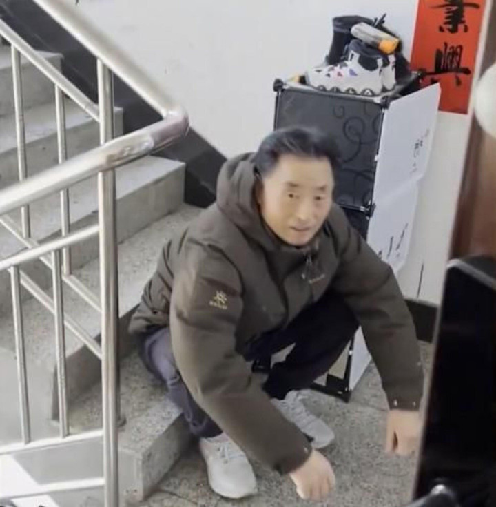 Bố chồng tiếp tế đồ cho con dâu, ngồi đợi 3 tiếng không dám vô vì lý do xúc động - 1