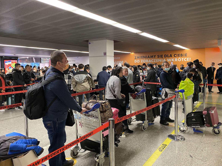 Hai chuyến bay do Sun Group tài trợ đưa gần 600 người Việt từ Ukraine về nước - 1