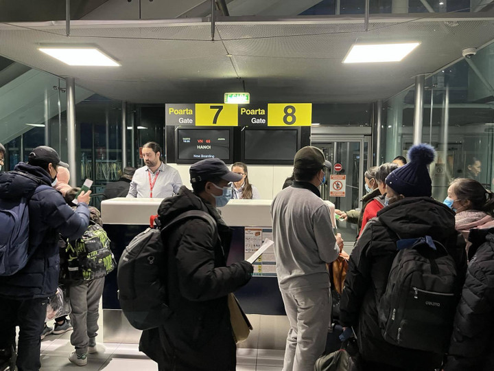 Hai chuyến bay do Sun Group tài trợ đưa gần 600 người Việt từ Ukraine về nước - 2