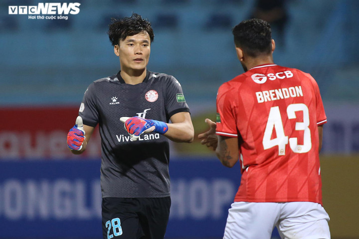 Bùi Tiến Dũng lần đầu tiên giữ sạch lưới trên sân Hàng Đẫy ở V-League - 5