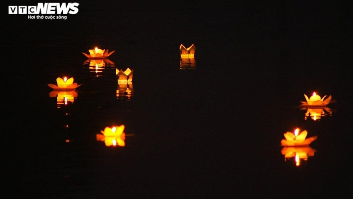 Ảnh: Cựu binh và thân nhân thả đèn hoa đăng tưởng nhớ liệt sĩ Gạc Ma - 9