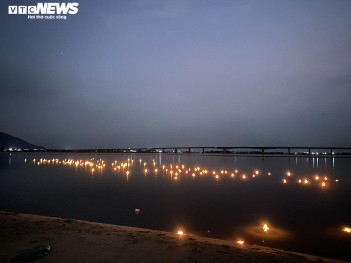 Ảnh: Cựu binh và thân nhân thả đèn hoa đăng tưởng nhớ liệt sĩ Gạc Ma - 7