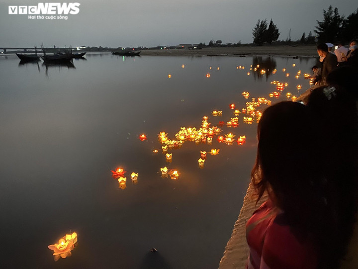 Ảnh: Cựu binh và thân nhân thả đèn hoa đăng tưởng nhớ liệt sĩ Gạc Ma - 8