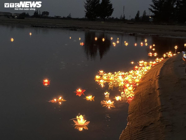 Ảnh: Cựu binh và thân nhân thả đèn hoa đăng tưởng nhớ liệt sĩ Gạc Ma - 3