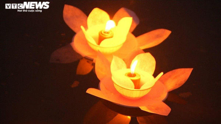 Ảnh: Cựu binh và thân nhân thả đèn hoa đăng tưởng nhớ liệt sĩ Gạc Ma - 5