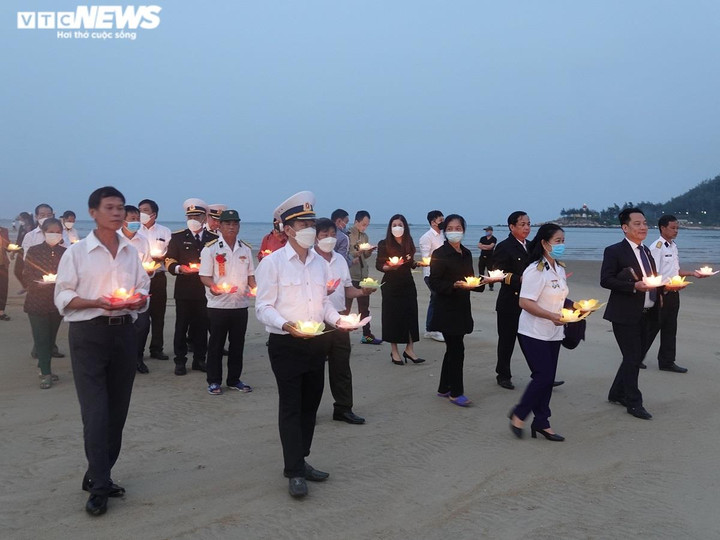 Ảnh: Cựu binh và thân nhân thả đèn hoa đăng tưởng nhớ liệt sĩ Gạc Ma - 1