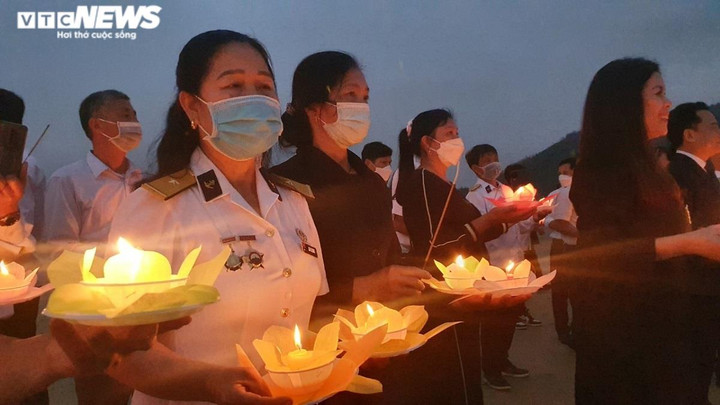 Ảnh: Cựu binh và thân nhân thả đèn hoa đăng tưởng nhớ liệt sĩ Gạc Ma - 4
