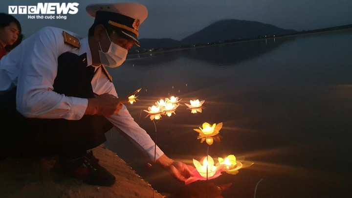 Ảnh: Cựu binh và thân nhân thả đèn hoa đăng tưởng nhớ liệt sĩ Gạc Ma - 6
