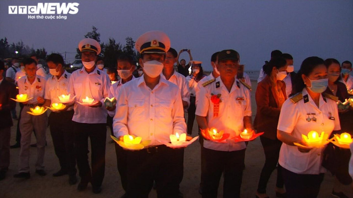 Ảnh: Cựu binh và thân nhân thả đèn hoa đăng tưởng nhớ liệt sĩ Gạc Ma - 2
