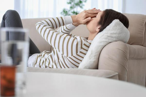 Nguyên nhân test nhanh COVID-19 âm tính nhưng vẫn ho, đau họng - 1