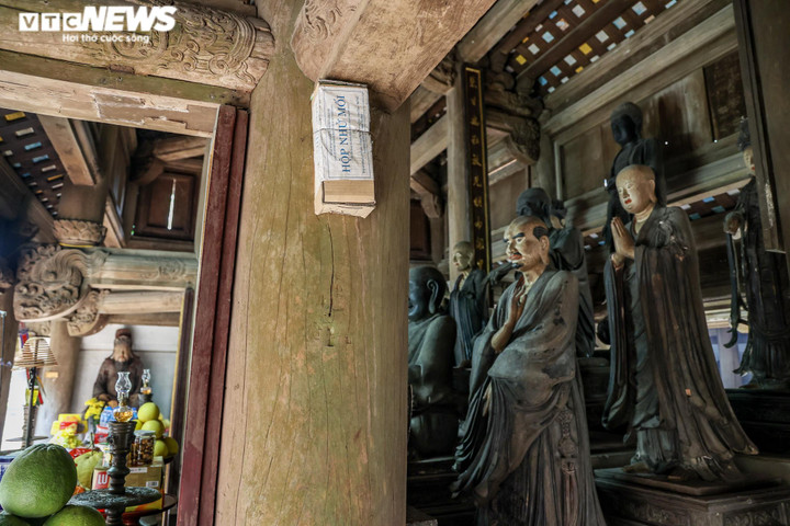 Ảnh: Các pho tượng La Hán chùa Tây Phương bị mối mọt đục loang lổ, bong tróc - 6