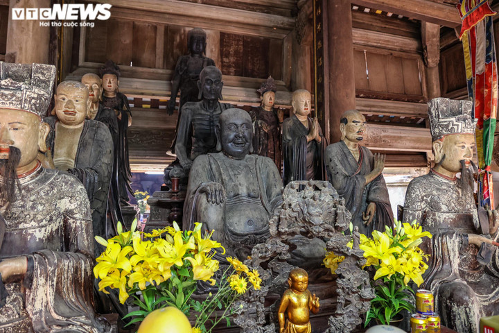 Ảnh: Các pho tượng La Hán chùa Tây Phương bị mối mọt đục loang lổ, bong tróc - 5