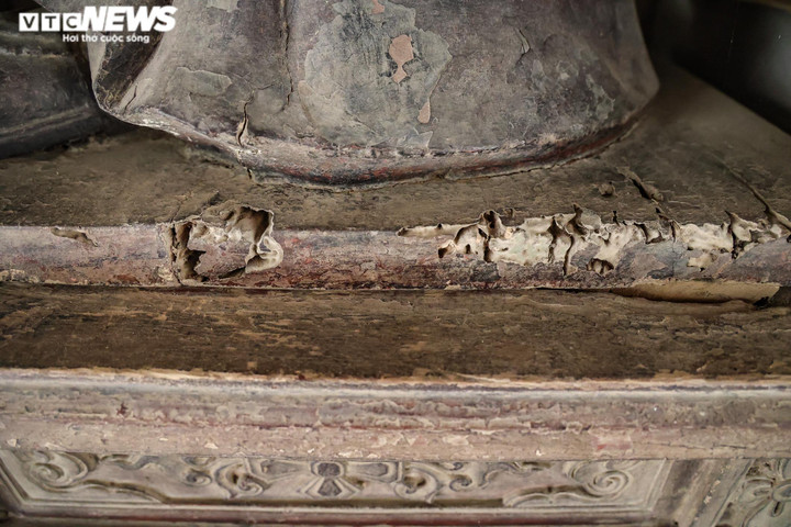 Ảnh: Các pho tượng La Hán chùa Tây Phương bị mối mọt đục loang lổ, bong tróc - 10